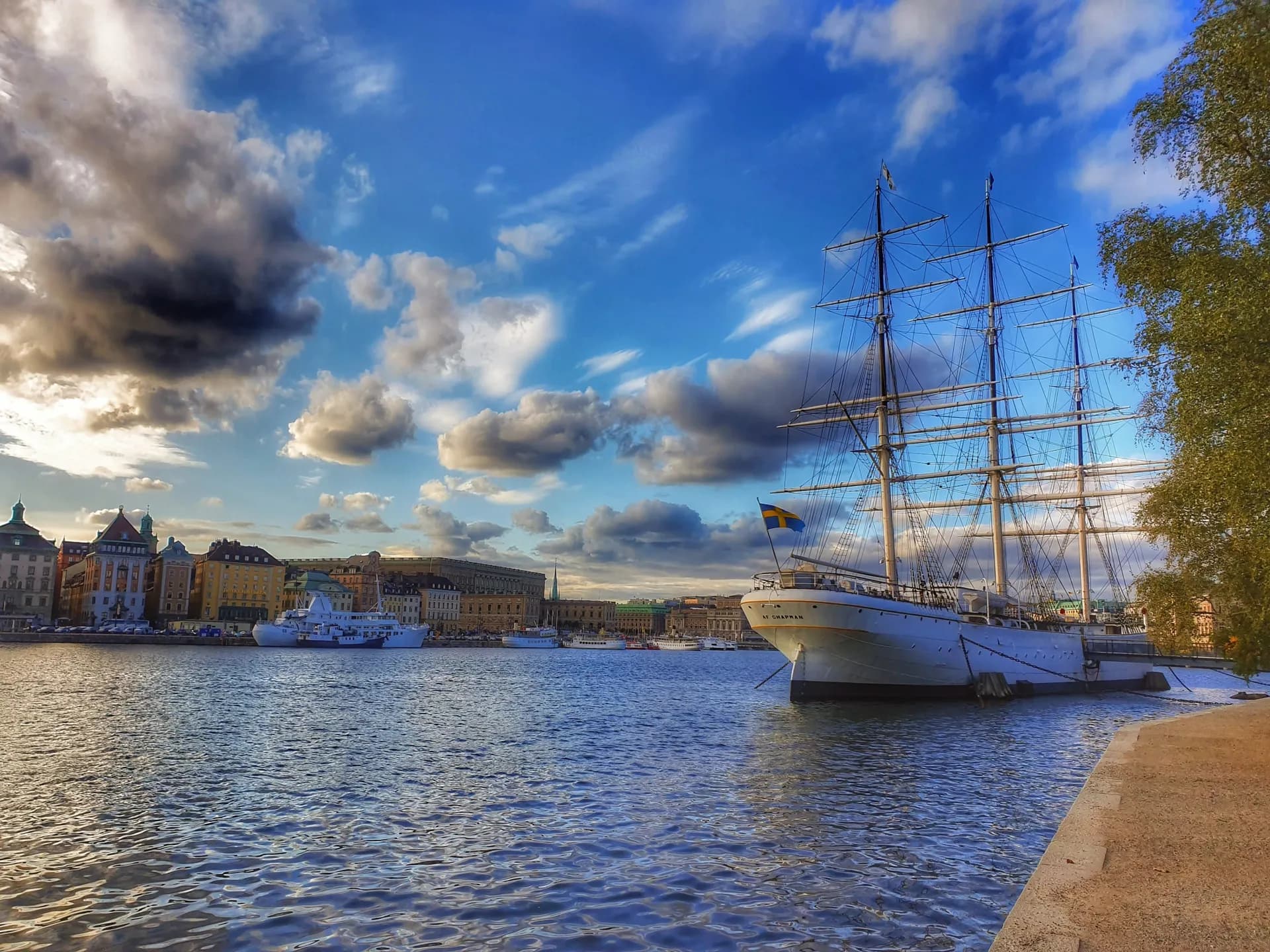 Kvällspromenad längs kajer och parker